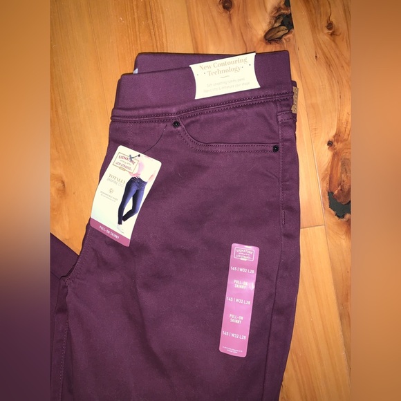 Women’s Levi pulling skinny jeans. NWT - Picture 2 of 8